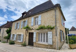 Grande maison de village avec 2 habitations