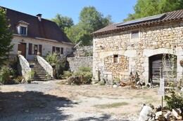 maison en pierre et son gîte